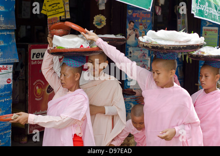 Nonnen betteln, Nyaung-u (Bagan), Markt, Birma Stockfoto