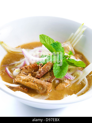 Assam oder Asam Laksa ist eine saure, auf Fisch basierende Suppe. Traditionelle malaiische Gericht, malaysische Küche, asiatische Küche. Stockfoto