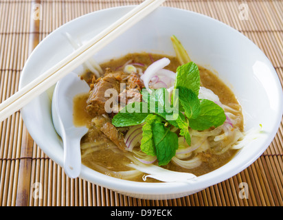 Assam oder Asam Laksa. Traditionelle malaiische schmackiges, malaysische Küche, asiatische Küche. Stockfoto