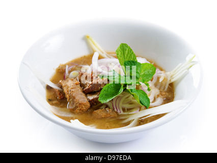 Assam oder Asam Laksa ist eine saure, auf Fisch basierende Suppe. Traditionelle malaiische schmackiges, malaysische Küche, asiatische Küche. Stockfoto