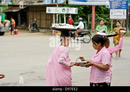 Nonne, die betteln, Nyaung-U (Bagan) Markt, Burma Stockfoto