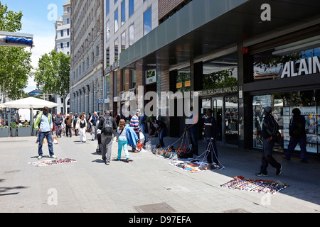 Immigrant Straßenverkäufer Verkauf von waren mit Quick Getaway Matten Barcelona-Katalonien-Spanien Stockfoto