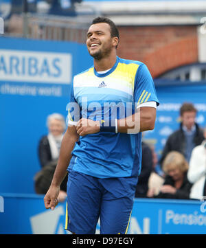 London, UK. 13. Juni 2013. Jo-Wilfried Tsonga feiert nach dem Sieg gegen Edouard Roger-Vasselin während der Aegon Championships von der Queen Club in West-Kensington.Credit: Action Plus Sport/Alamy Live News Stockfoto