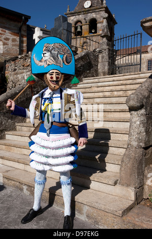 Galicien-Karneval. "Peliqueiro" vor der Kirche. Stockfoto