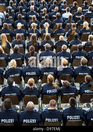 Polizei-Beauftragter Bewerber, Auszubildende bei der GermanPolice, sitzt auf einer Sitzung in der Aula. Stockfoto