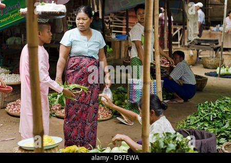 Nonne, die betteln, Nyaung-U (Bagan), Markt, Burma Stockfoto