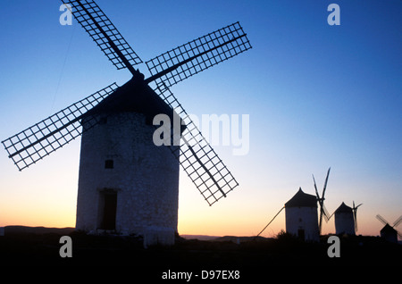 Consuegra. Windmühlen auf Hügel Calderico. Stockfoto