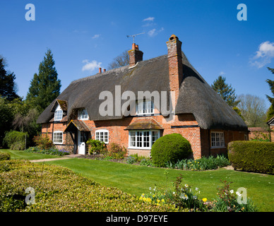 Ziemlich Reetdachhaus in Hampshire Dorf von Longparish, Hampshire, England. Frühling (April) 2009 Stockfoto