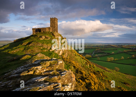 Brentor Kirche, hoch oben auf einem Felsvorsprung Dartmoor, Devon, England. Frühling (April) 2009. Stockfoto