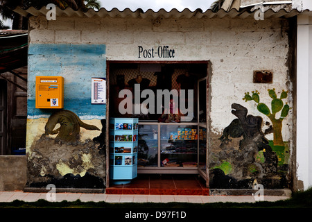 Die Post in einem der wenigen bewohnten Städte von Puerto Villamil, Isabella Island, Galapagos. Stockfoto