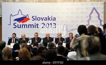 Bratislava, Donnerstag. 13. Juni 2013. Von links nach rechts: ungarische Präsident Janos Ader, der rumänische Präsident Traian Basescu, Bundespräsident Heinz Fischer, slowakische Präsident Ivan Gasparovic, die litauische Staatspräsidentin Dalia Grybauskaite und polnischen Staatspräsidenten Bronislav Komorowski auf der Pressekonferenz nach dem Treffen der Präsidenten von Mittel- und Süd-Ost-Europa in Bratislava, Donnerstag, 13. Juni 2013 gelten. Bildnachweis: Jan Koller/CTK Foto/Alamy Live-Nachrichten Stockfoto