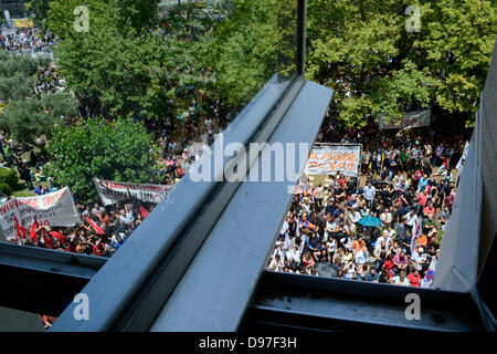 Athen, Griechenland, 13. Juni 2013. Gewerkschaften gehen auf einen Generalstreik, Schließung von den staatlichen Rundfunk ERT zu protestieren. Mehr als 10.000 Menschen versammelten sich außerhalb ERT Hauptquartier. Bildnachweis: Nikolas Georgiou / Alamy Live News Stockfoto