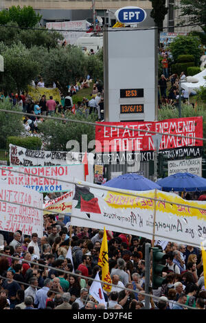 Athen, Griechenland, 13. Juni 2013. Gewerkschaften gehen auf einen Generalstreik, Schließung von den staatlichen Rundfunk ERT zu protestieren. Mehr als 10.000 Menschen versammelten sich außerhalb ERT Hauptquartier. Bildnachweis: Nikolas Georgiou / Alamy Live News Stockfoto