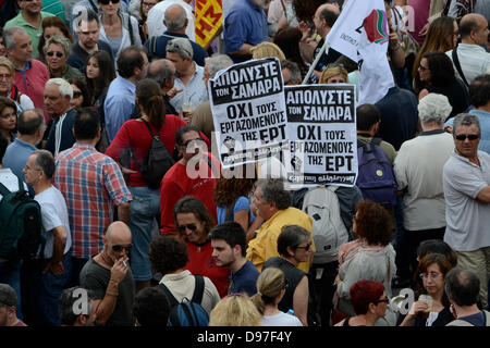 Athen, Griechenland, 13. Juni 2013. Gewerkschaften gehen auf einen Generalstreik, Schließung von den staatlichen Rundfunk ERT zu protestieren. Mehr als 10.000 Menschen versammelten sich außerhalb ERT Hauptquartier. Bildnachweis: Nikolas Georgiou / Alamy Live News Stockfoto