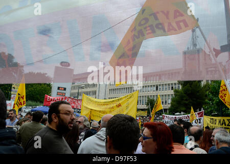 Athen, Griechenland, 13. Juni 2013. Gewerkschaften gehen auf einen Generalstreik, Schließung von den staatlichen Rundfunk ERT zu protestieren. Mehr als 10.000 Menschen versammelten sich außerhalb ERT Hauptquartier. Bildnachweis: Nikolas Georgiou / Alamy Live News Stockfoto