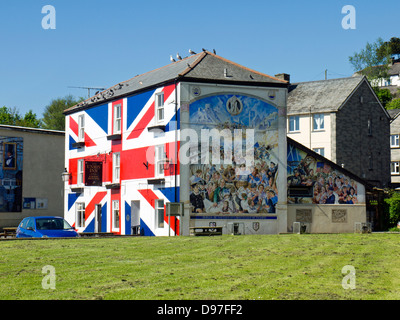 Die Union Inn, Saltash, Cornwall.  Der union Jack ist auf der Vorderseite des Gasthauses gemalt und es gibt ein Wandbild auf einer Seite. Stockfoto