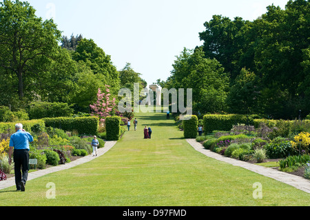 Wisley Garden mit Henry Moor Skulptur "The Arch" auf dem Battleston Hill, Surrey, UK Stockfoto