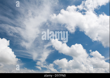 Weiße Cirrus und Cumulus-Wolken-Bildung mix Stockfoto