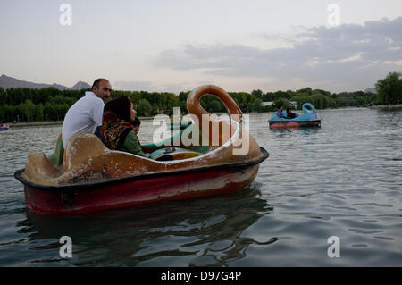 26.05.2013 - Isfahan. Eine Familie auf einem Sportboot auf dem Fluss Zayandeh Isfahan.These auf der Durchreise sind eine Serie von Fotografien des täglichen Lebens übernommen iranischem Territorium in den letzten Wochen, kurz vor den Wahlen am 14. Juni stattfinden. Stockfoto