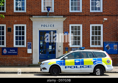 Der Polizeiwagen von Essex parkte vor der Polizeistation Epping mit blauer Lampe über der Eingangstür Essex England UK Stockfoto