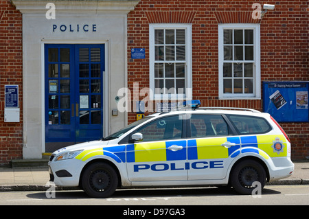 Essex Constabulary Epping Polizeistation Gebäude Seitenansicht des Polizeiautos Battenburg Battenberg Warnzeichen für den Notfalldienst England UK Stockfoto