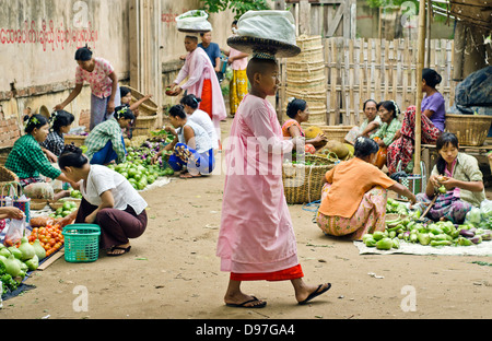 Nonne, die betteln, Nyaung-U (Bagan), Markt, Burma Stockfoto