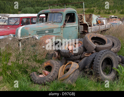 Alter Lkw und Reifen auf dem Lande, Nordisland rosten Stockfoto