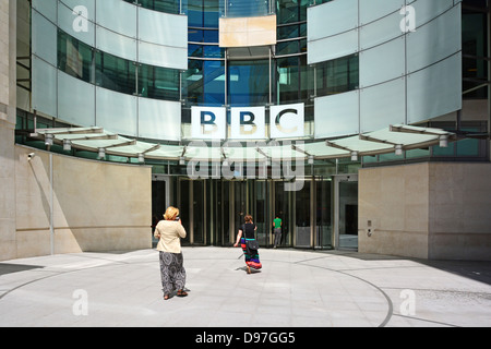 BBC Broadcasting House und neue Anbau Leute gehen in Richtung Haupteingang mit Schild Portland Place London England UK Stockfoto