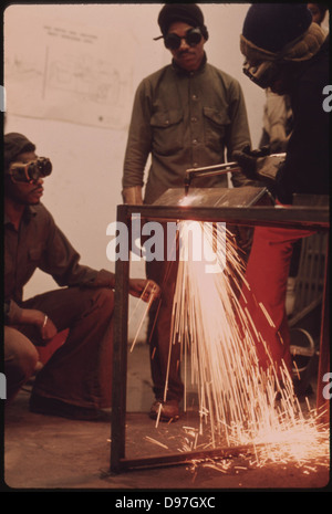 Schwarzen Studenten Schweißer Arbeit In einer Werkstatt-Kurs gelehrt in Chicago Möglichkeiten Industrialisierung Mitte, 10/1973 Stockfoto