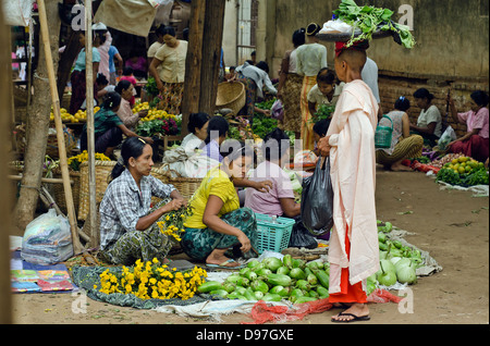 Nonne, die betteln, Nyaung-U (Bagan), Markt, Burma Stockfoto