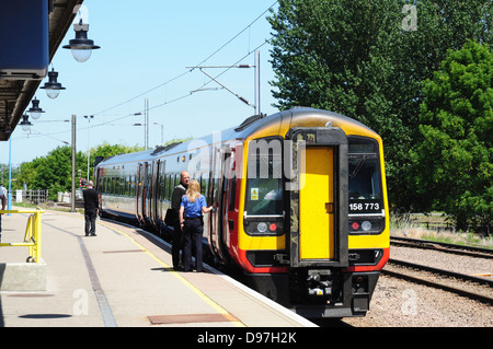 Ely Bahnhof - Klasse 158 Express Sprinter DMU 158773 in Platform 3 warten auf Abfahrt nach Norwich Stockfoto