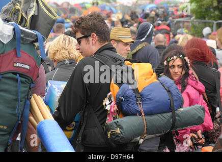 ISLE OF WIGHT, England - 23. Juni 2013. Tausende von schwer beladenen Musikliebhaber geben Sie die Isle Of Wight Festival 2013 Stockfoto