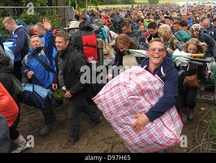 ISLE OF WIGHT, England - 23. Juni 2013. Tausende von schwer beladenen Musikliebhaber geben Sie die Isle Of Wight Festival 2013 Stockfoto