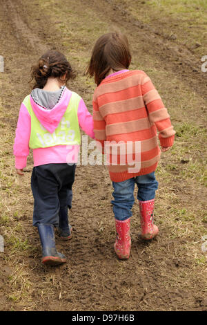 ISLE OF WIGHT, England - 23. Juni 2013. Kinder auf der Isle Of Wight Festival 2013 Stockfoto