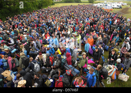 ISLE OF WIGHT, England - 23. Juni 2013. Tausende von schwer beladenen Musikliebhaber geben Sie die Isle Of Wight Festival 2013 Stockfoto