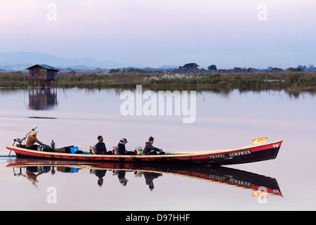 Ausflugsschiff am Inle See, Myanmar, in der Dämmerung Stockfoto