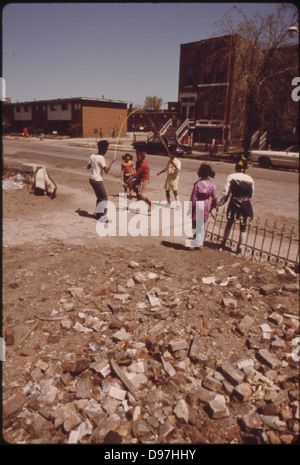 Schwarze Kinder spielen außerhalb der Ida B. Brunnen Häuser, eines der ältesten Wohnprojekte Chicagos, 05/1973 Stockfoto