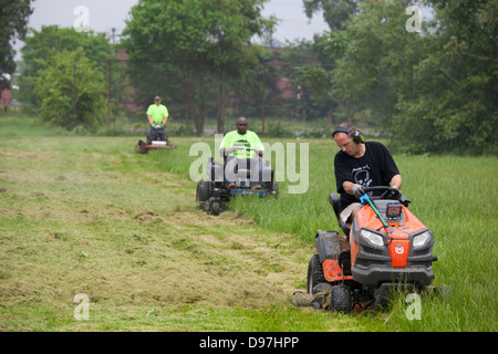 Die Detroit-Mäher-Bande, eine informelle Gruppe von Freiwilligen, schneidet den Rasen in den Parks, die die Stadt nicht mehr leisten kann. Stockfoto