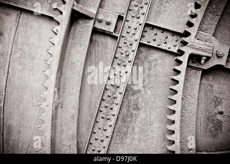 Hintergrund alte Maschine mit Zahnrädern und Nieten, schwarz / weiß Stockfoto