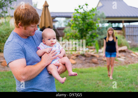 Junge Eltern - männlichen kaukasischen 34, Weiblich kaukasischen 20 männlichen kaukasischen Baby 2 Monate Stockfoto