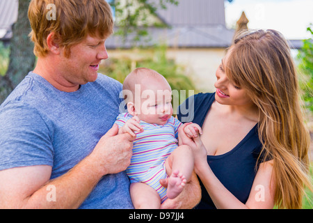 Junge Eltern - männlichen kaukasischen 34, Weiblich kaukasischen 20 männlichen kaukasischen Baby 2 Monate Stockfoto