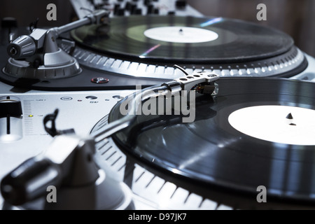 Professionelle sound-Equipment für ein Disc-Jockey. Plattenspieler Vinyl-Plattenspieler und 2-Kanal Controller für die Tonmischung. Stockfoto