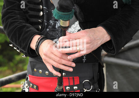 ISLE OF WIGHT, England - 23. Juni 2013. Eine Punk-Rock-Piper spielt auf dem Isle Of Wight Festival 2013 Stockfoto