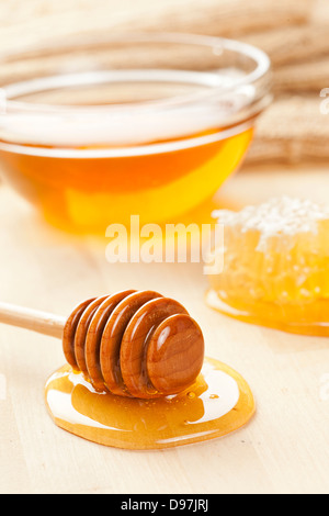 Golden Bio-Honig gegen einen Hintergrund Stockfoto