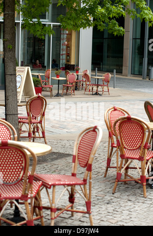Leere Stühle draußen Cafe Rouge in Sheffield City Centre Stockfoto