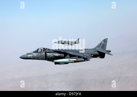 Zwei US Marine Corps AV-8 b Harrier Jump Jet-Flugzeuge fliegen in Formation auf einer Mission, 10. Juni 2013 in der Provinz Helmand, Afghanistan. Stockfoto