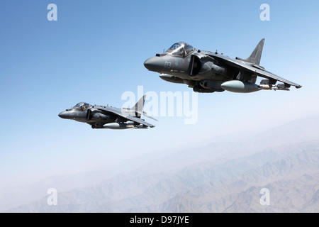 Zwei US Marine Corps AV-8 b Harrier Jump Jet-Flugzeuge fliegen in Formation auf einer Mission, 10. Juni 2013 in der Provinz Helmand, Afghanistan. Stockfoto