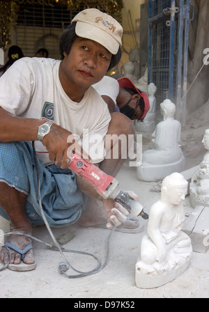 Mann, arbeitet auf einer Statue von Buddha Stockfoto