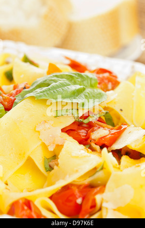 Hausgemachte Pappardelle Nudeln mit Mais und Tomaten Stockfoto