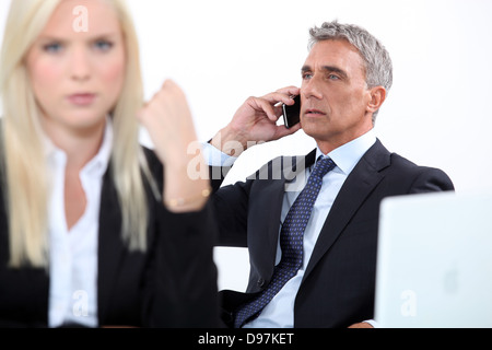 Direktor, Anruf auf weißem Hintergrund Stockfoto